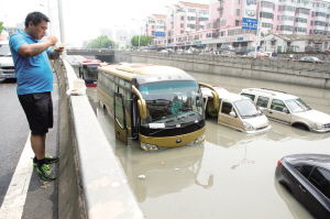 道路积水致汽车受困 城市内涝中的交通困局与应对之策