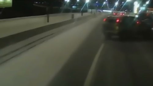 道路惊魂 机动车侧滑碰撞的瞬间与思考