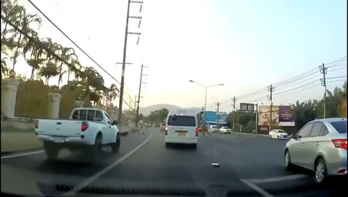 道路乱象 摩托车见缝插针与面包车随意变道，谁之过？